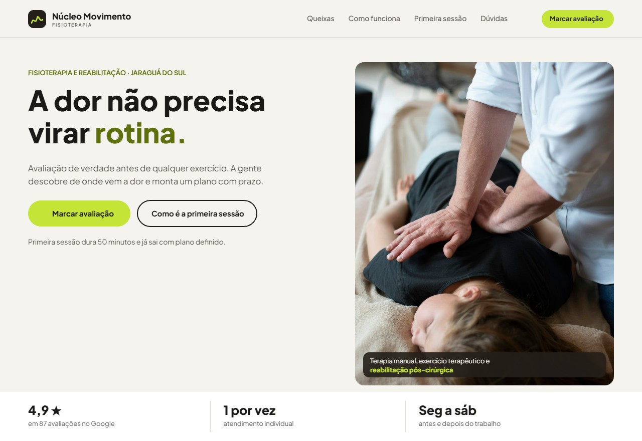 Topo da página da Núcleo Movimento: título "A dor não precisa virar rotina", botão de marcar avaliação e foto de atendimento de fisioterapia